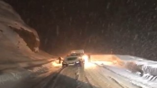 Yüksekovada kar ve tipi ulaşımı aksattı: Fırtınaya rağmen namazını kıldı
