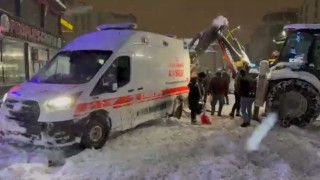 Yüksekovada kara saplanan ambulansın imdadına karla mücadele ekipleri yetişti