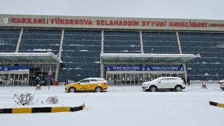 Yüksekovada yoğun kar yağışı uçak seferlerini durdurdu