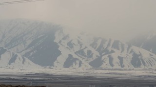 Yüksekovanın etrafını çevreleyen dağlar beyaza büründü