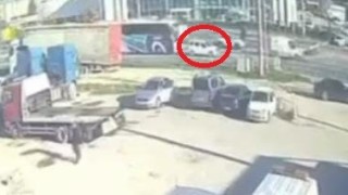 Yürekler ağza geldi, yolcu otobüsü otomobili metrelerce savurdu