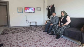 Yuvasına kavuşan depremzede vatandaş, Bakanımız Murat Kurum gibi şantiye şefine can kurban