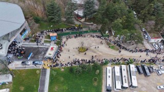 Yüzlerce metre kuyruk, herkes aynı şeyi istiyor