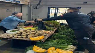 Zabıta ekiplerinden pazarcı esnafına çöp poşeti desteği