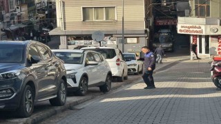 Zabıtadan kaldırım işgali yapan sürücülere ceza