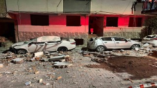Zeytinburnunda binanın çatısından kopan parçalar araçları hurdaya çevirdi