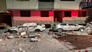 Zeytinburnunda kentsel dönüşümdeki binadan düşen parçalar, 3 otomobili hurdaya çevirdi