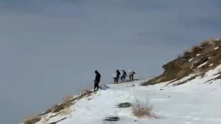 Zirveye şefkat tırmanışı: Yüksekovada dağ keçileri için metrelerce karı aştılar