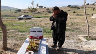 Acılı baba karne gününde maganda kurşunuyla ölen oğlunun kabrinde ağladı