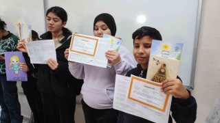 Adanada engelleri aşan karne sevinci: Görme engelli öğrenciler Braille alfabesi ile hazırlanan karnelerini aldı