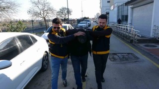 Adanada kaskla servis aracının camını kıran sürücü serbest kaldı