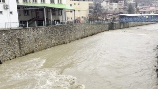 Adanada kuruyan dereler yağışla coşmaya başladı