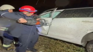 Adanada şarampole yuvarlanan otomobildeki 2 kişi yaralandı