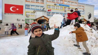 Adanalı öğrencilerin kamyon kamyon kar mutluluğu