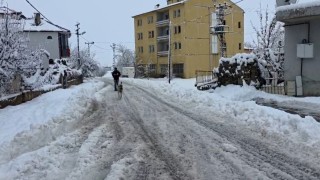 Adananın o ilçesinde kar hayatı durdurdu: Yollar kapandı, okullar tatil edildi
