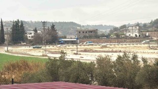 Adanayı sağanak vurdu: Göle dönen caddelerde araçlar mahsur kaldı