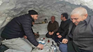 Adilcevazda esnaf biriken kardan çay evi yaptı