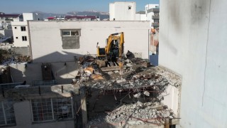 Adıyamanda binalar daha güvenli şekilde yıkılıyor