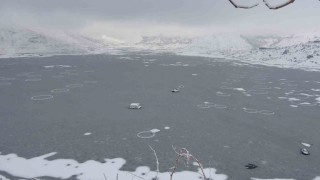 Adıyamanda Çat Barajının yüzeyi buz tuttu