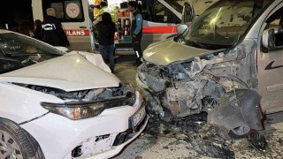 Adıyamanda otomobil ile hafif ticari araç çarpıştı: 3 yaralı