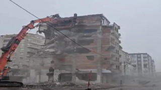 Ağır hasarlı bina tek dokunuşla yerle bir oldu