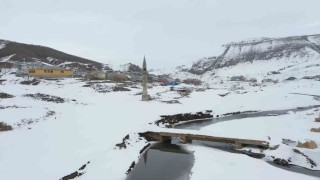 Ağrıda barajdan çıkan tarihi minare kış manzarasıyla büyüledi