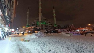 Ağrıda çatıdan düşen buz sarkıtı yoldan geçen bir kişiyi yaraladı