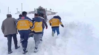 Ağrıda karla kapanan köyde 4 saatlik mücadele, hastaya hayat yolu açtı