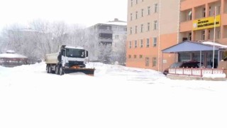Ağrıda okullar ikinci dönem öncesi kar temizleme çalışmalarıyla hazırlandı