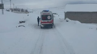 Ağrıda yolların açılmasıyla hastalar hastaneye ulaştırıldı