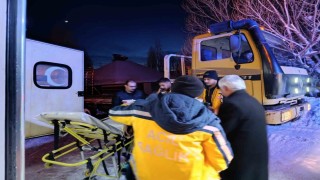 Ağrıda yolu kapalı köydeki hasta paletli ambulansla hastaneye ulaştırıldı