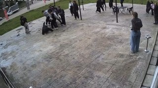 Akran zorbalığı sokağa taştı: Esnaf genci darp edilmekten kurtardı