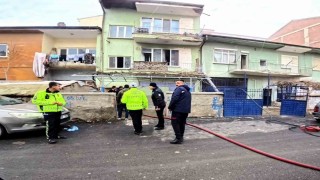 Aksarayda 2 katlı binada yangın: 5 kişi dumandan etkilendi