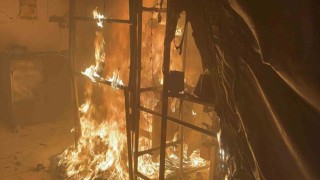 Aksarayda fabrika alev alev yandı