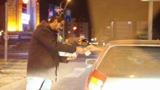 Aksarayda karayolundaki kavşakta mendil satarak kazanç sağlıyor