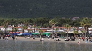 Akyakada güneşli hava sahilleri doldurdu