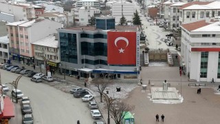Alaca Belediyesi hizmet binasına dev Türk bayrağı astı