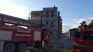 Alacağını tahsil edemediğini iddia eden işçi inşaat iskelesine çıktı
