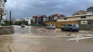 Alanyada  yağmur , dolu ve fırtına hayatı olumsuz etkiledi