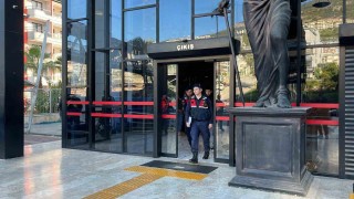 Alanyada görevli polislerin üzerine motosiklet sürdüler, kayıta aldıkları görüntüleri sosyal medyada paylaştılar