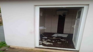 Alanyada umumi tuvaletin camları ve seramiklerini kırdılar
