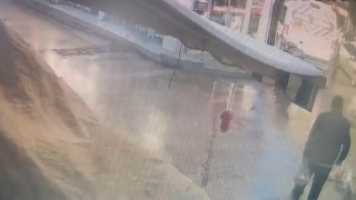 Alışveriş yaptıktan sonra otomobilin altında kaldı