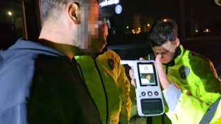 Alkollü sürücü kaza yaptı, yaralanan eşini suçladı: Eşimle kavga ettik, direksiyonu kırdı