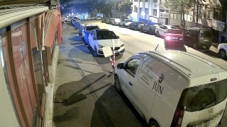 Alkollü sürücü park halindeki 5 araca çarpıp kaçtı