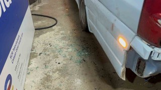 Alkolmetreyi üflememek için direndi, dolmuşun camını kafasıyla kırdı