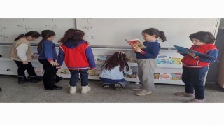 Altıntaş Zafer İlkokulunda sınıflara kitaplık kazandırıldı
