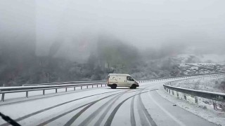 Amasrada kar yağışı sürücülere zor anlar yaşattı