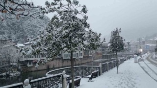 Amasya yeni yıla karla girdi, şehir beyaza büründü