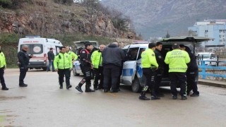 Amasyada ‘dur ihtarına uymayıp kaçan motosikletli çocuk önüne çıkan polise çarptı