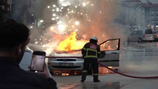 Amasyada otomobil alev alev yandı, patlamalar korkuttu